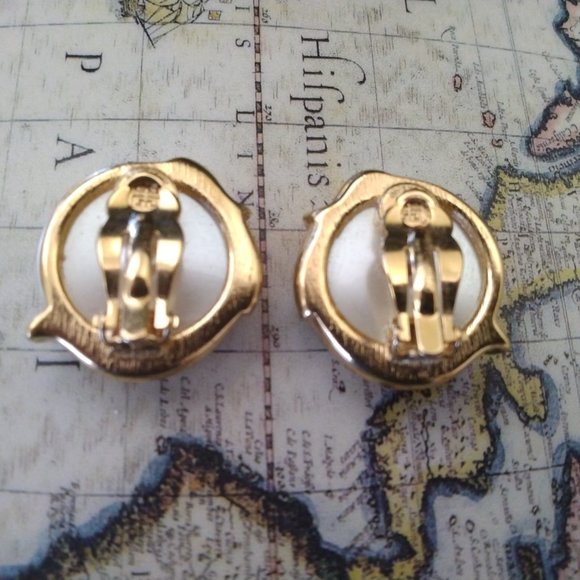 ❤️GIVENCHY Paris Pearl / Gold Clip Earrings Signed - Picture 3 of 5